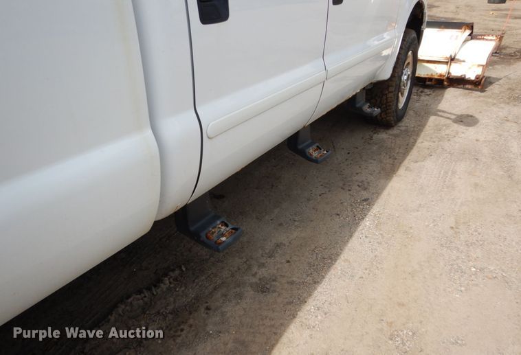 image for item FU9517 2005 Ford F350 Super Duty Crew Cab pickup truck