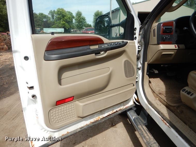 image for item FU9517 2005 Ford F350 Super Duty Crew Cab pickup truck