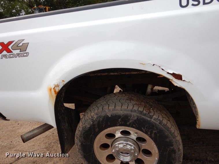 image for item FU9517 2005 Ford F350 Super Duty Crew Cab pickup truck