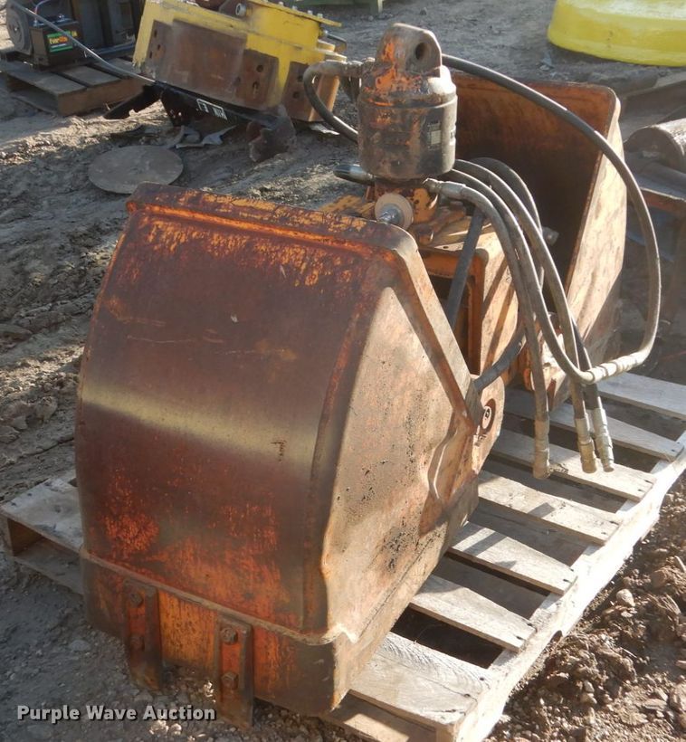 Kinshofer clamshell bucket in Lake Mills, IA Item FU9558 sold