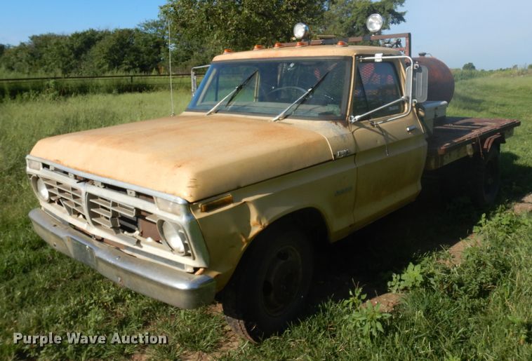 image for item GG9058 1975 Ford F350 flatbed pickup truck