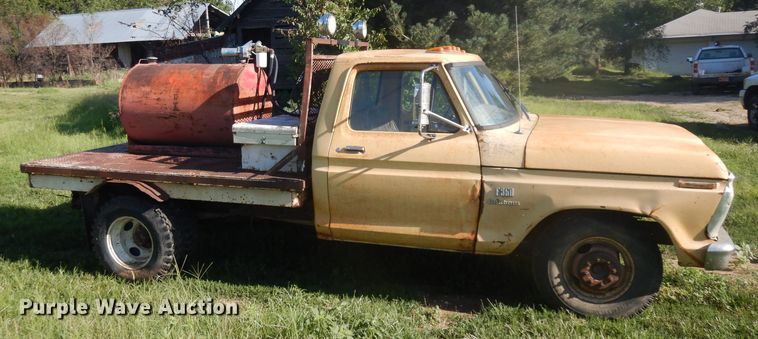 image for item GG9058 1975 Ford F350 flatbed pickup truck