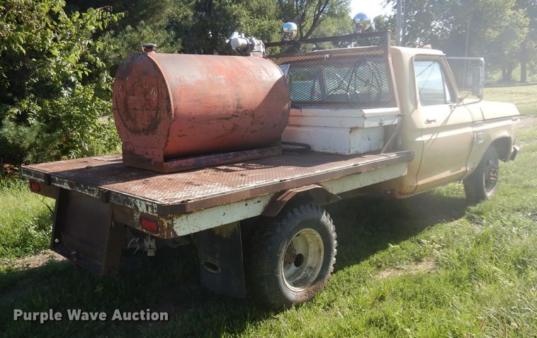 image for item GG9058 1975 Ford F350 flatbed pickup truck