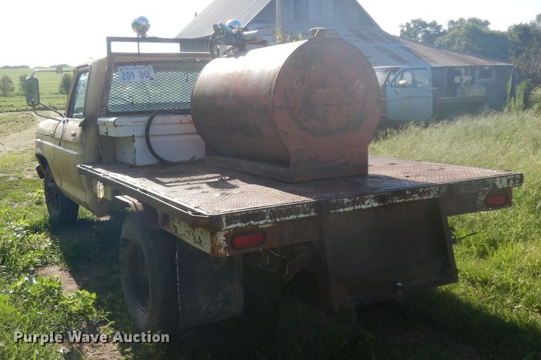 image for item GG9058 1975 Ford F350 flatbed pickup truck