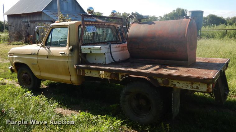 image for item GG9058 1975 Ford F350 flatbed pickup truck