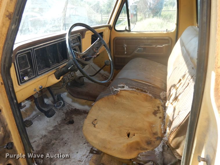 image for item GG9058 1975 Ford F350 flatbed pickup truck