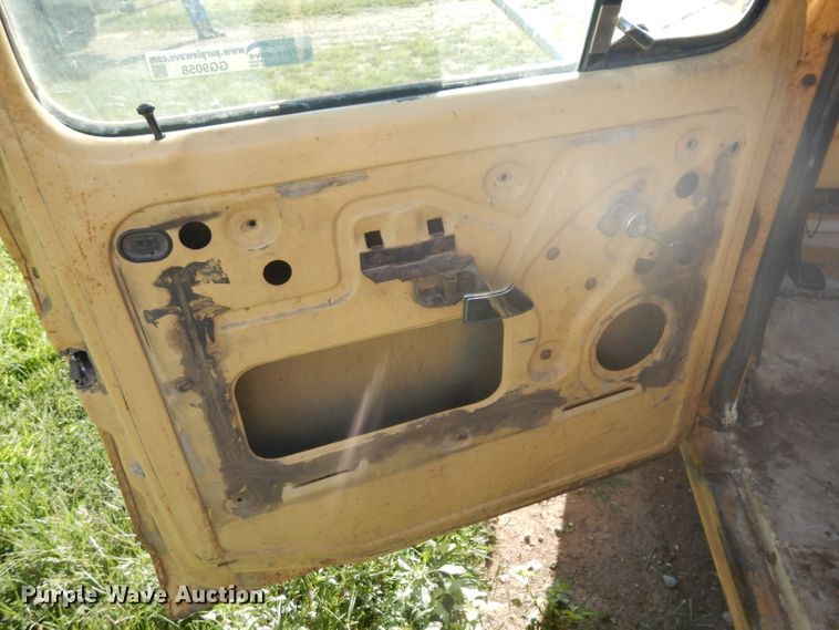 image for item GG9058 1975 Ford F350 flatbed pickup truck