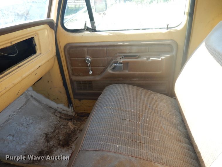 image for item GG9058 1975 Ford F350 flatbed pickup truck