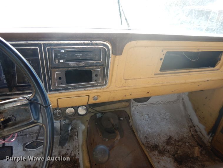 image for item GG9058 1975 Ford F350 flatbed pickup truck