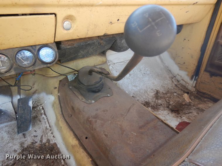 image for item GG9058 1975 Ford F350 flatbed pickup truck