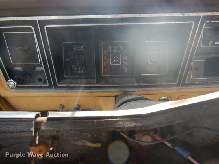 image for item GG9058 1975 Ford F350 flatbed pickup truck