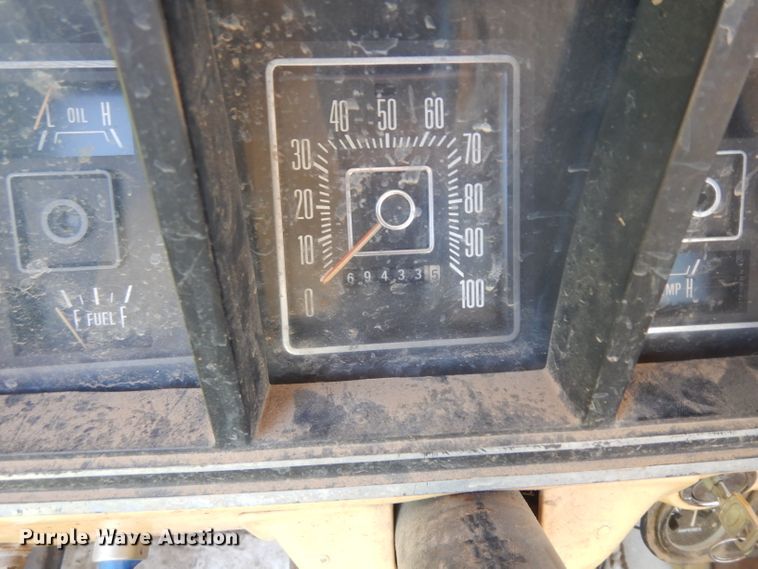 image for item GG9058 1975 Ford F350 flatbed pickup truck