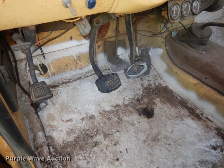 image for item GG9058 1975 Ford F350 flatbed pickup truck