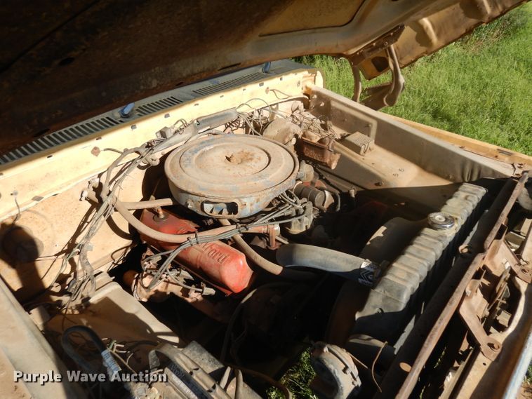 image for item GG9058 1975 Ford F350 flatbed pickup truck