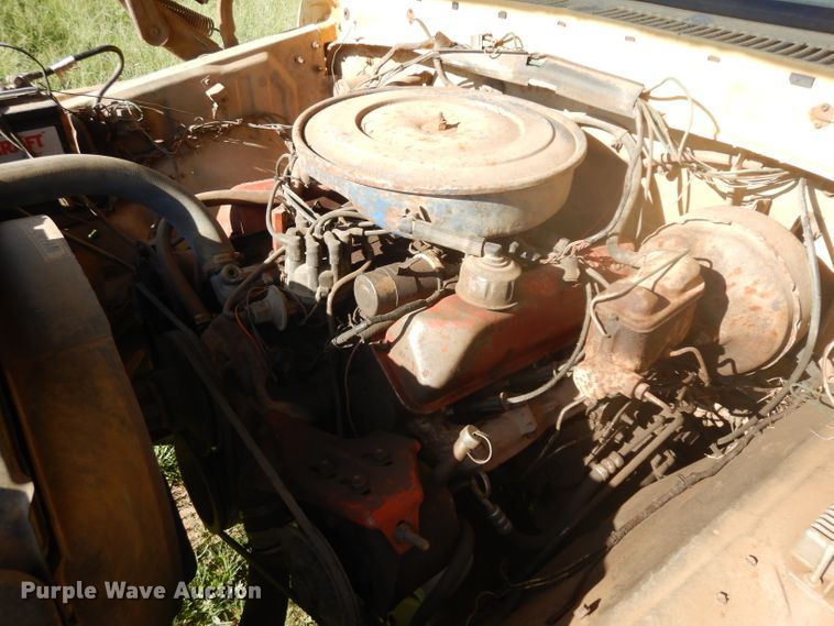 image for item GG9058 1975 Ford F350 flatbed pickup truck