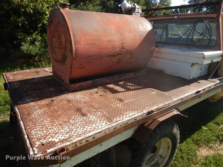 image for item GG9058 1975 Ford F350 flatbed pickup truck