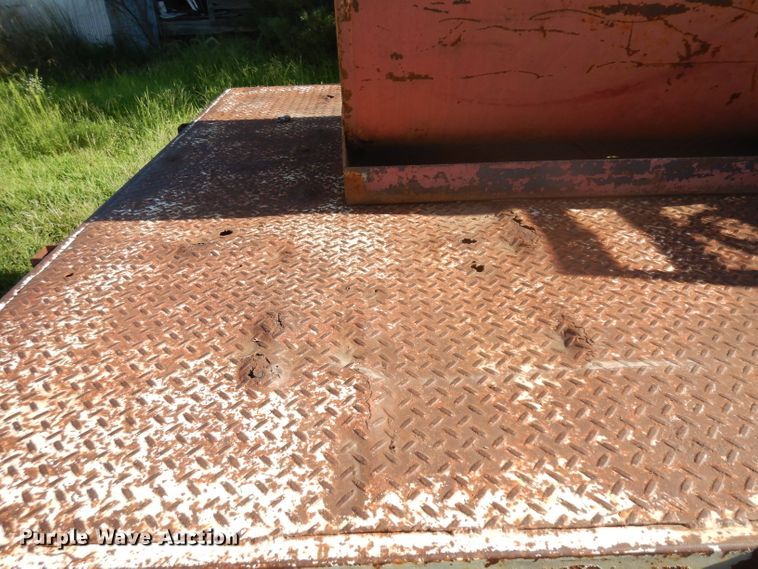 image for item GG9058 1975 Ford F350 flatbed pickup truck