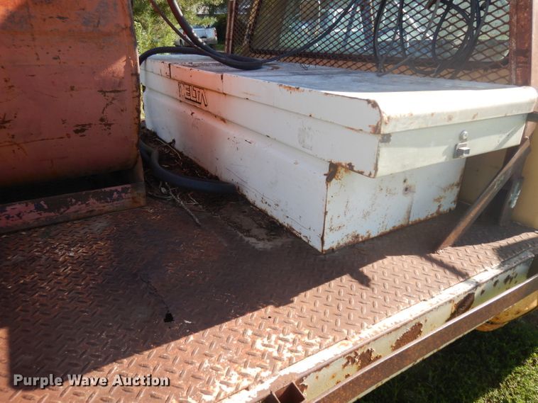 image for item GG9058 1975 Ford F350 flatbed pickup truck