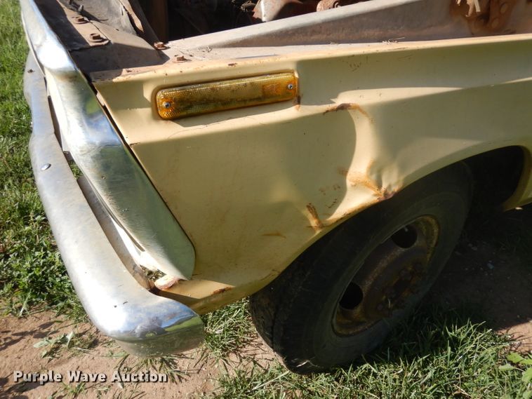 image for item GG9058 1975 Ford F350 flatbed pickup truck