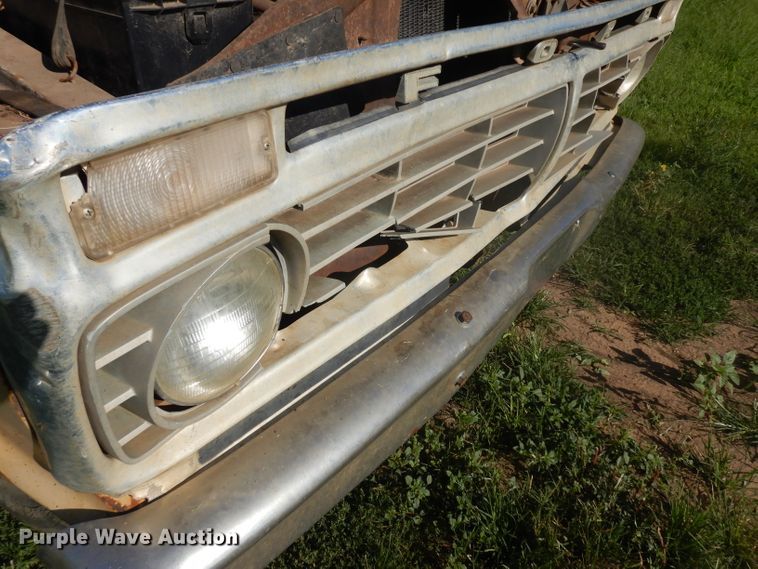 image for item GG9058 1975 Ford F350 flatbed pickup truck