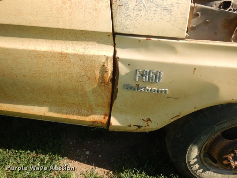 image for item GG9058 1975 Ford F350 flatbed pickup truck