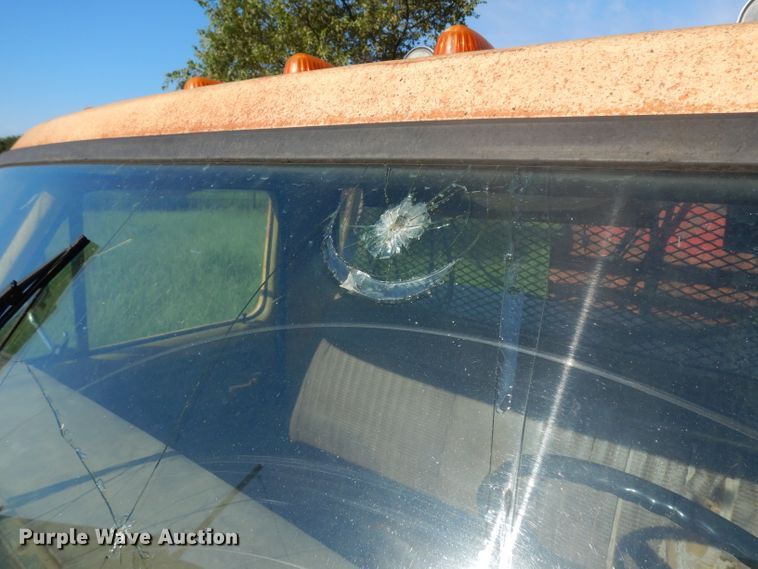 image for item GG9058 1975 Ford F350 flatbed pickup truck