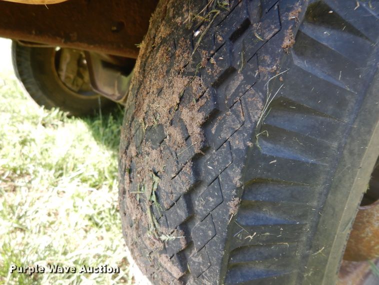 image for item GG9058 1975 Ford F350 flatbed pickup truck