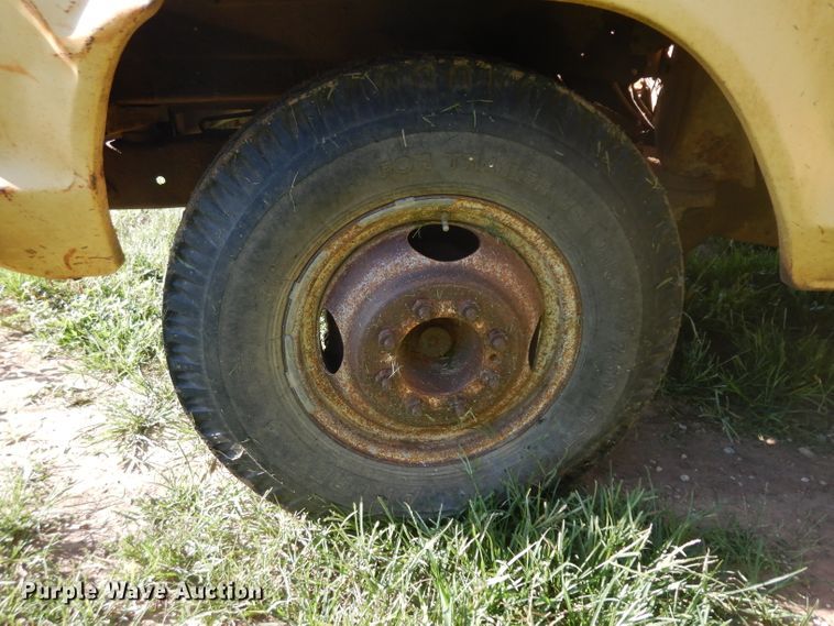 image for item GG9058 1975 Ford F350 flatbed pickup truck