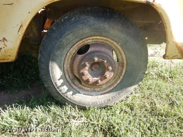 image for item GG9058 1975 Ford F350 flatbed pickup truck