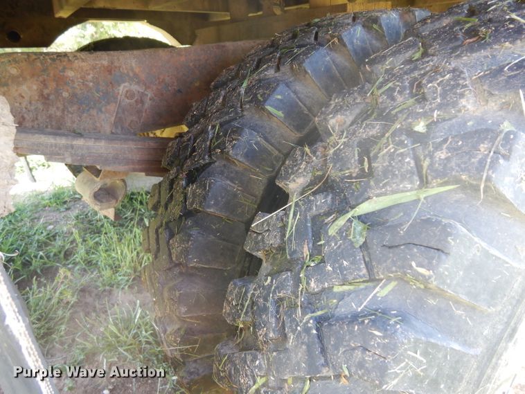 image for item GG9058 1975 Ford F350 flatbed pickup truck