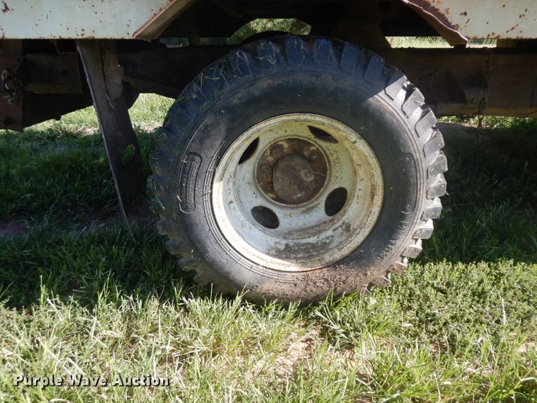 image for item GG9058 1975 Ford F350 flatbed pickup truck