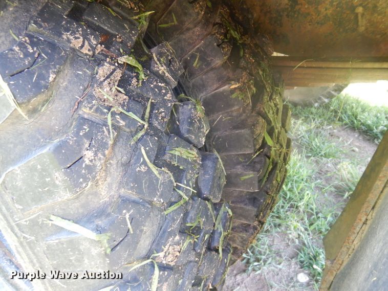 image for item GG9058 1975 Ford F350 flatbed pickup truck