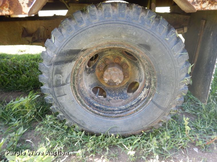 image for item GG9058 1975 Ford F350 flatbed pickup truck