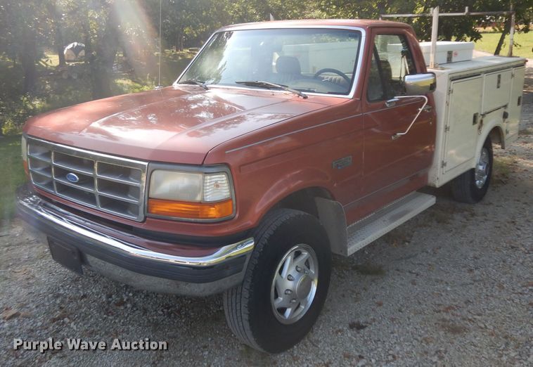 image for item GG9225 1995 Ford F250 utility bed pickup truck