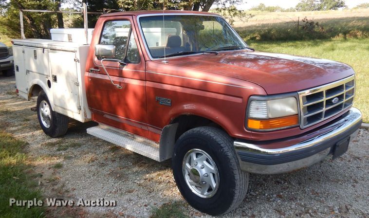 image for item GG9225 1995 Ford F250 utility bed pickup truck