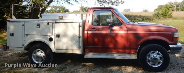 image for item GG9225 1995 Ford F250 utility bed pickup truck