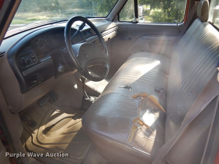 image for item GG9225 1995 Ford F250 utility bed pickup truck