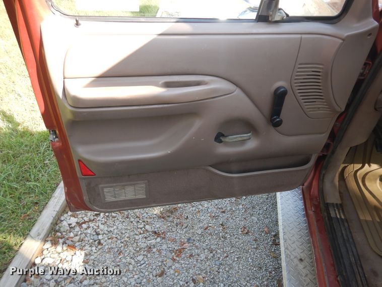 image for item GG9225 1995 Ford F250 utility bed pickup truck