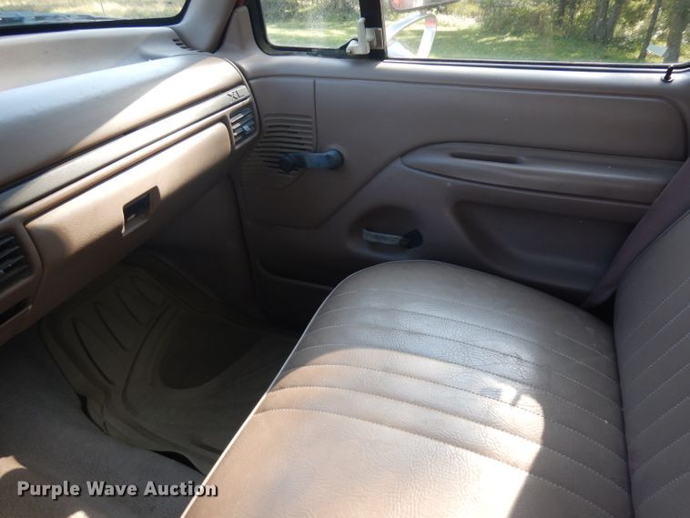 image for item GG9225 1995 Ford F250 utility bed pickup truck