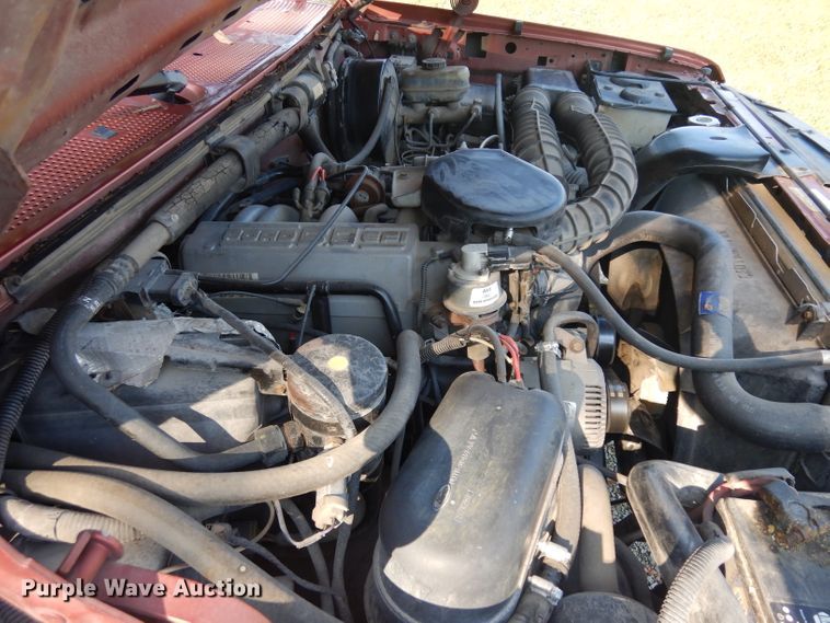 image for item GG9225 1995 Ford F250 utility bed pickup truck