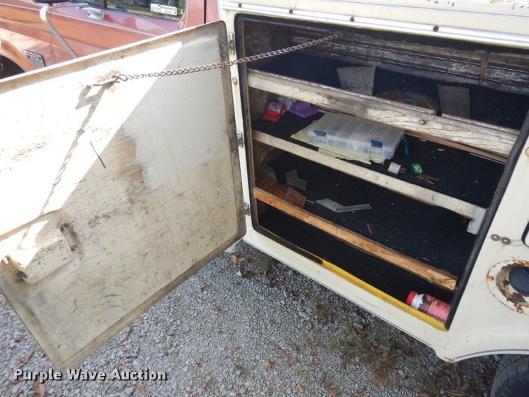 image for item GG9225 1995 Ford F250 utility bed pickup truck