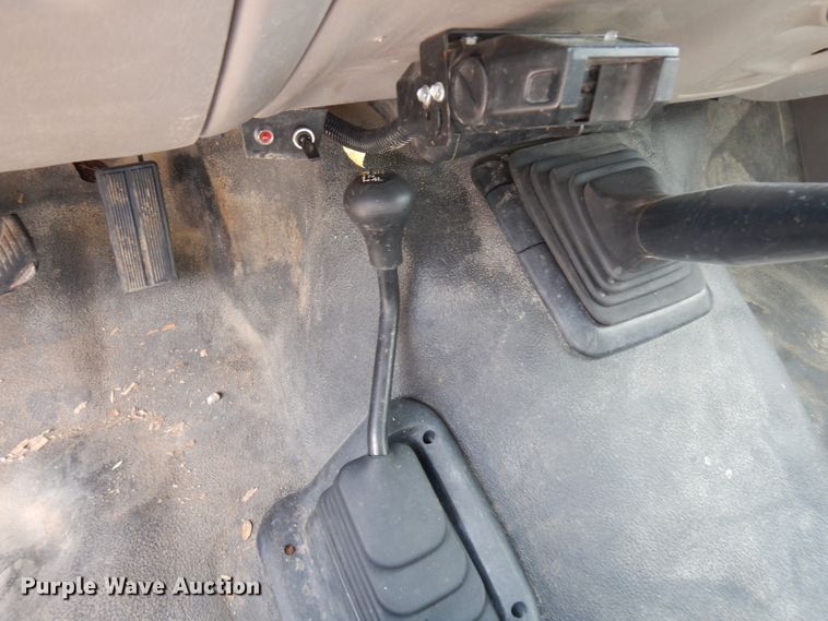 image for item GG9226 2000 Ford F350 Super Duty flatbed pickup truck