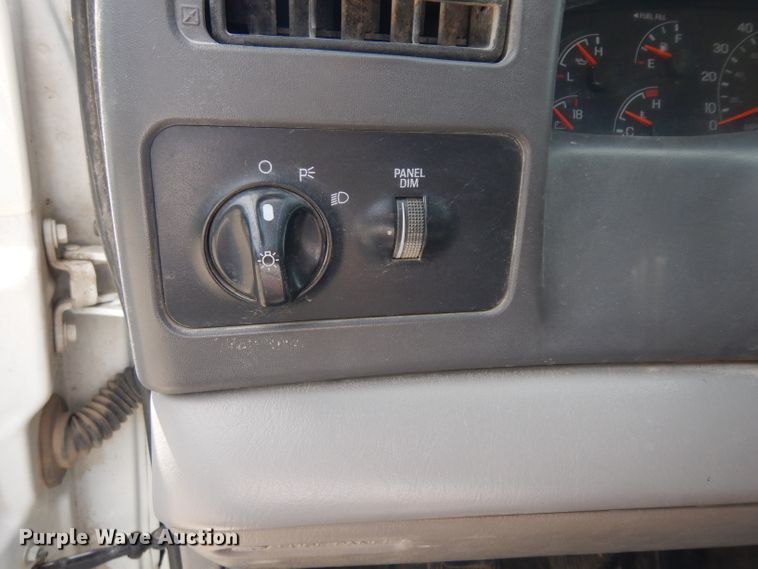 image for item GG9226 2000 Ford F350 Super Duty flatbed pickup truck