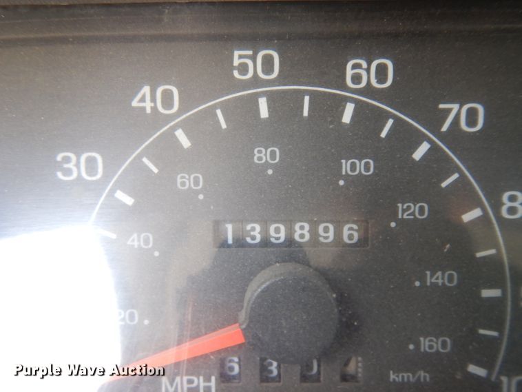 image for item GG9226 2000 Ford F350 Super Duty flatbed pickup truck