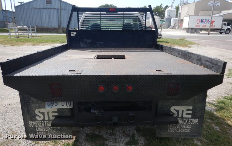 image for item GG9226 2000 Ford F350 Super Duty flatbed pickup truck