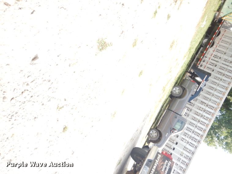 image for item GG9226 2000 Ford F350 Super Duty flatbed pickup truck