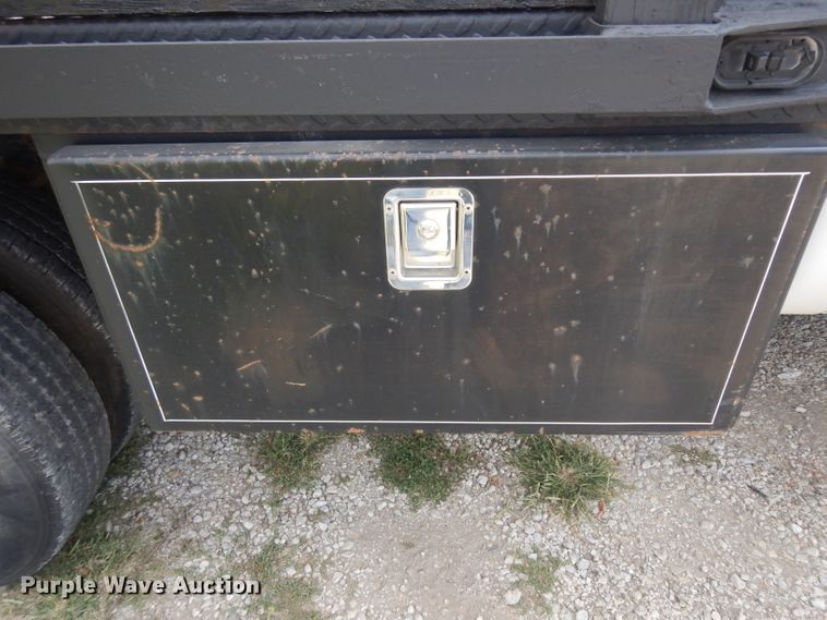 image for item GG9226 2000 Ford F350 Super Duty flatbed pickup truck