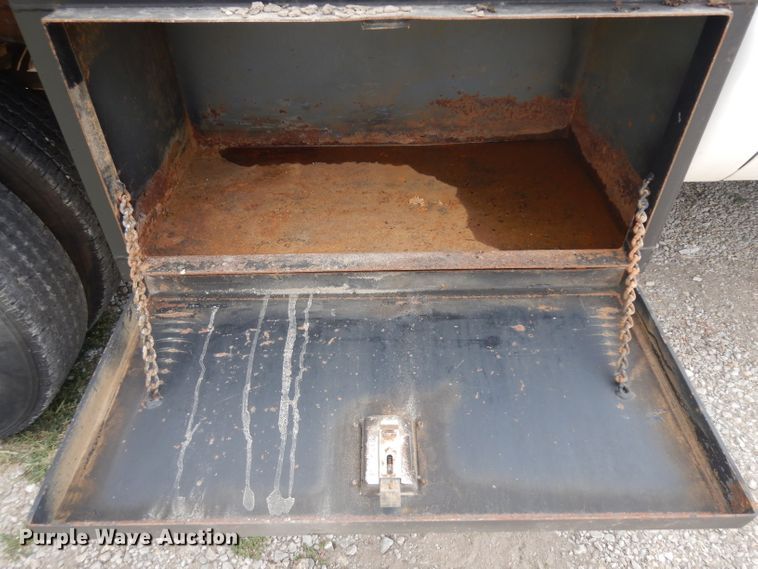 image for item GG9226 2000 Ford F350 Super Duty flatbed pickup truck