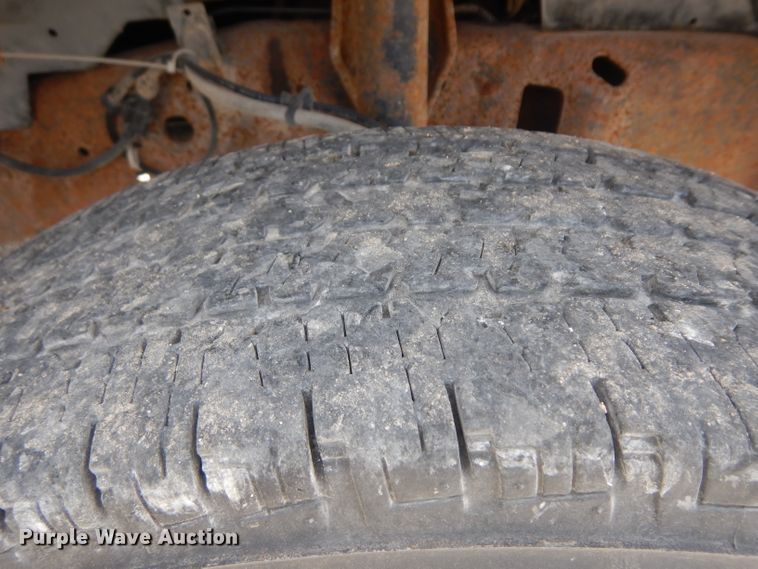 image for item GG9226 2000 Ford F350 Super Duty flatbed pickup truck