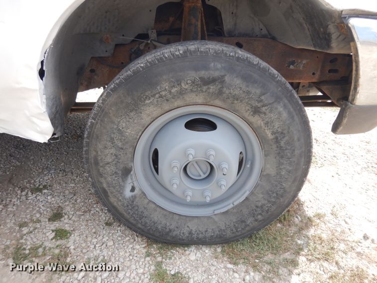 image for item GG9226 2000 Ford F350 Super Duty flatbed pickup truck